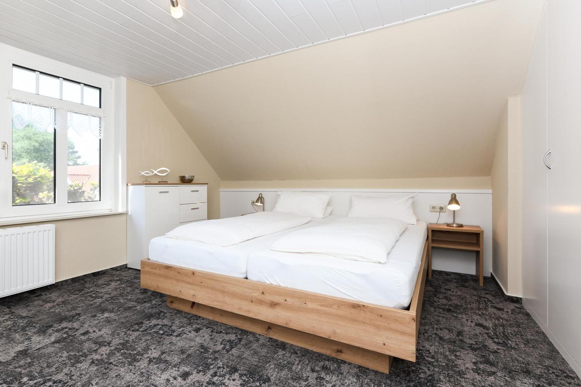 Pension Burggaststaette Heyken Neuharlingersiel Extérieur photo