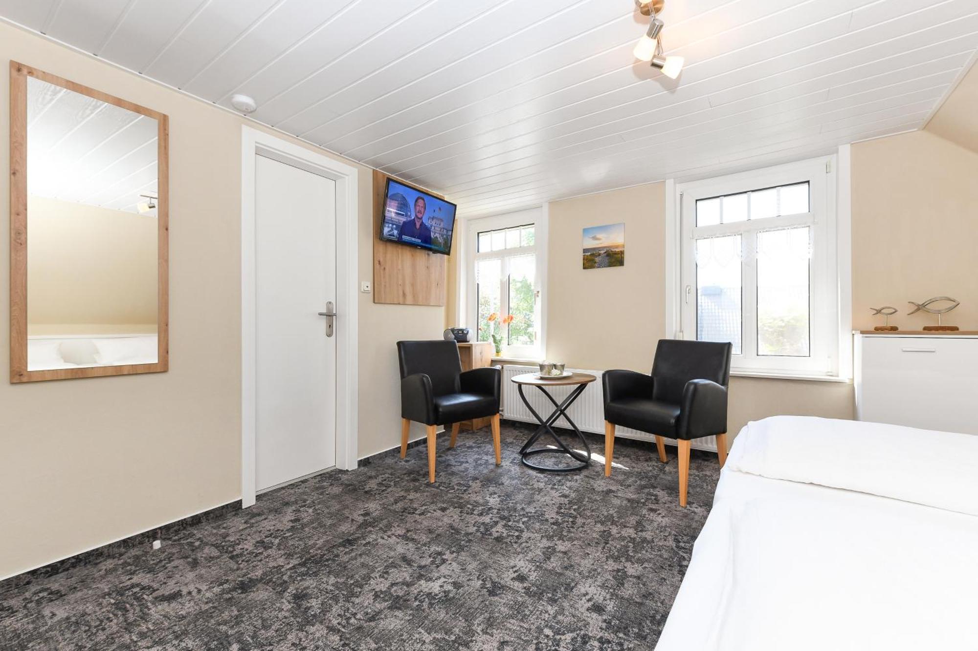 Pension Burggaststaette Heyken Neuharlingersiel Extérieur photo