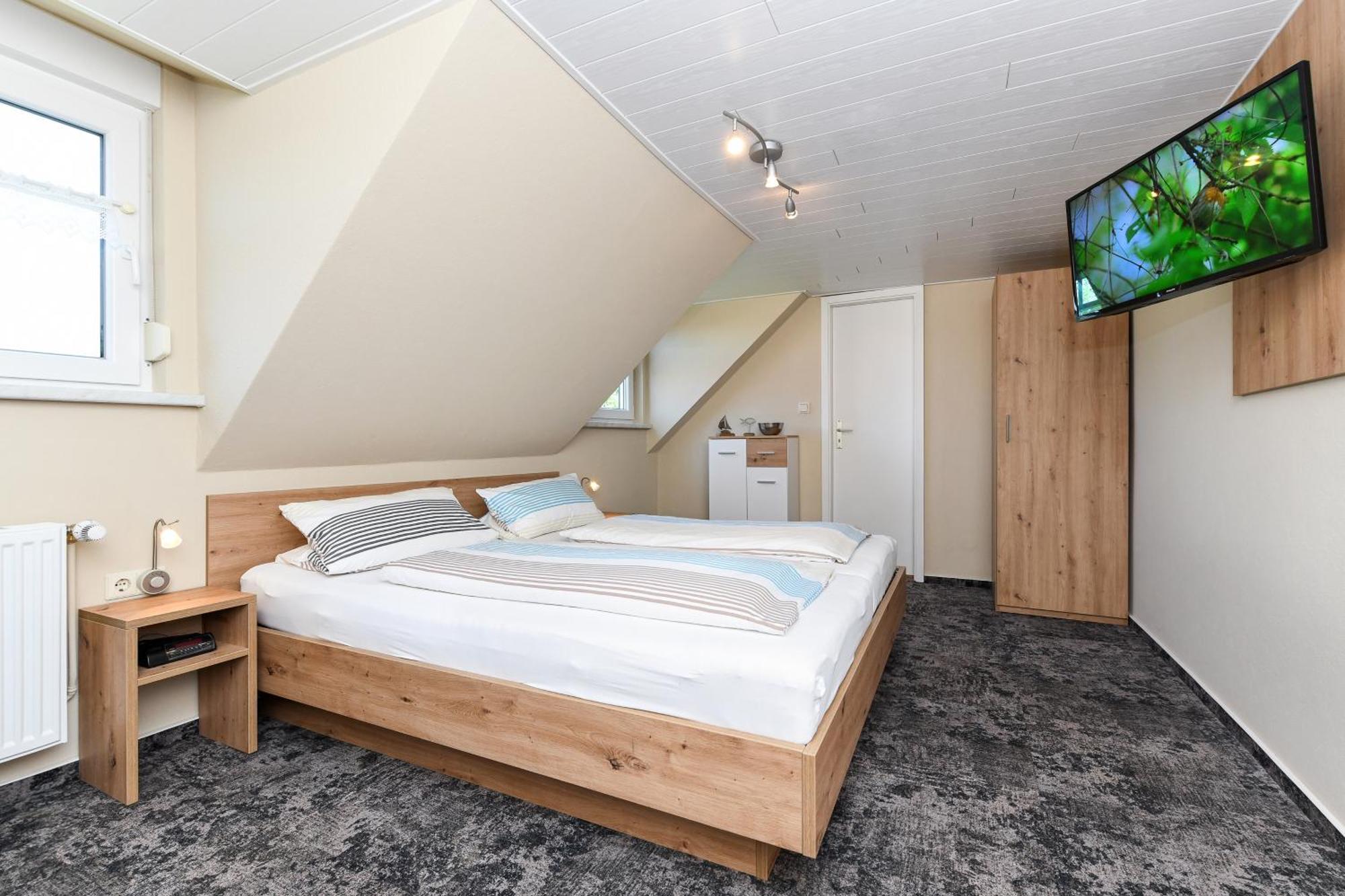 Pension Burggaststaette Heyken Neuharlingersiel Extérieur photo