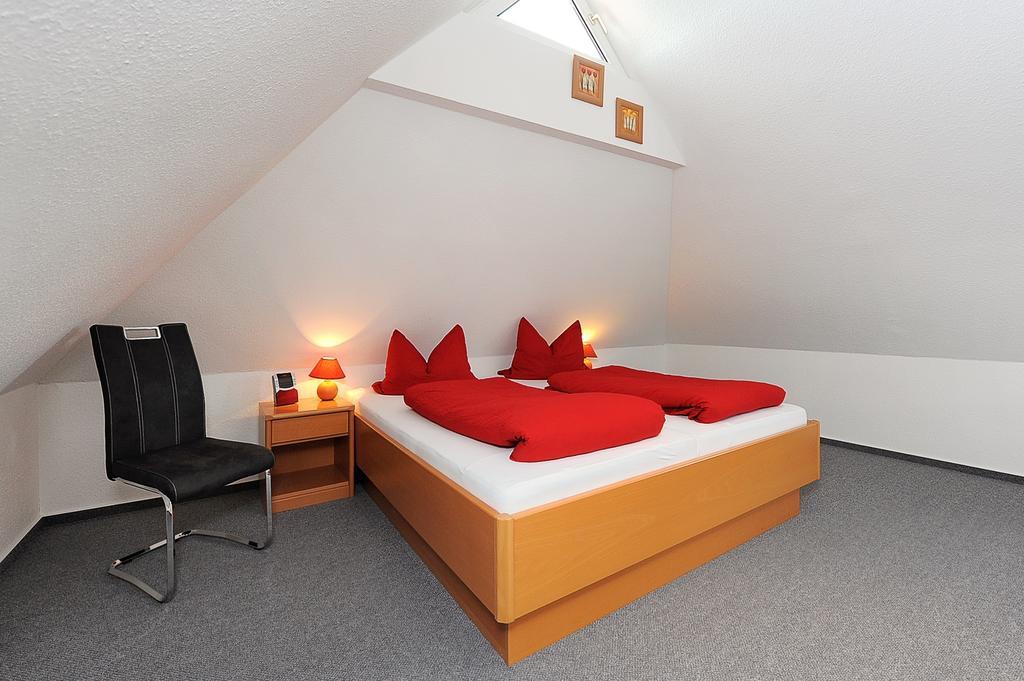 Pension Burggaststaette Heyken Neuharlingersiel Extérieur photo