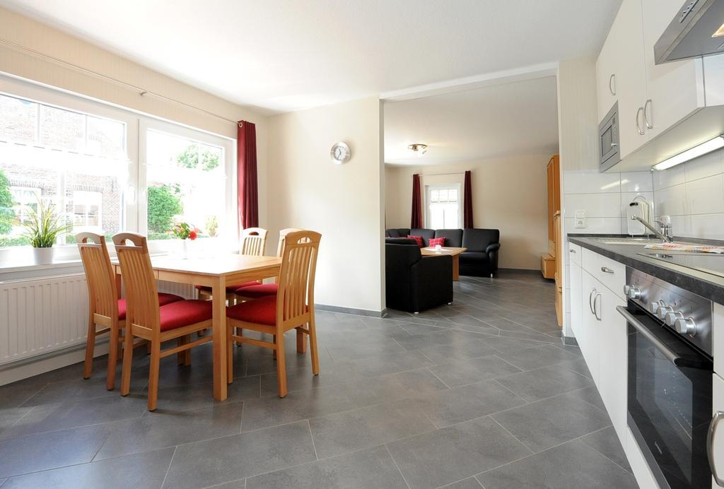 Pension Burggaststaette Heyken Neuharlingersiel Extérieur photo
